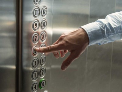34 настай эмэгтэй гурван сартай охинтойгоо хамт цахилгаан шатанд түгжигдсэн байдлаас аварчээ