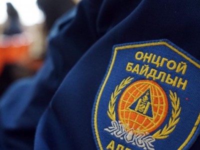 Гэртээ цус харвасан өндөр настныг аврахаар цонхоор нь дамжин оржээ