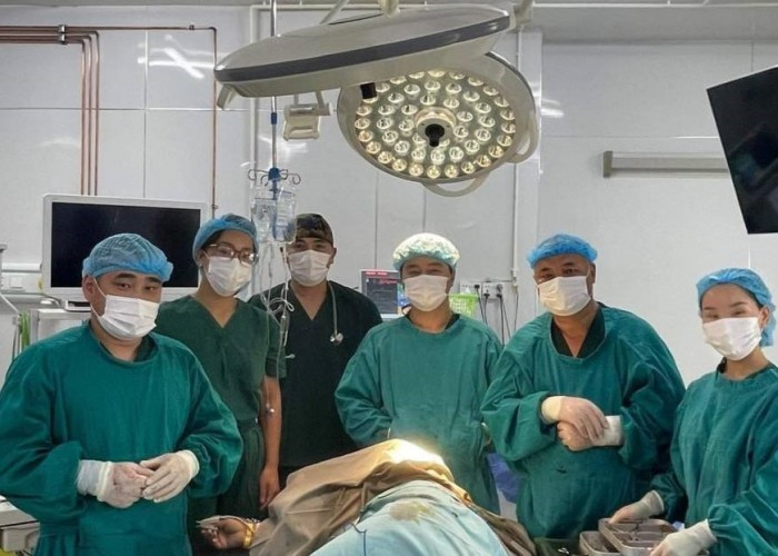 Дорноговийн эмч нар өвдөг, түнхний үе солиулах хагалгааг нутагшуулж байна