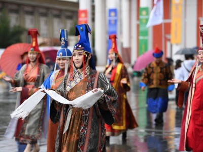 “Дээлтэй монгол” наадмаар 7000 гаруй оролцогч үндэсний хувцсаараа гоёжээ
