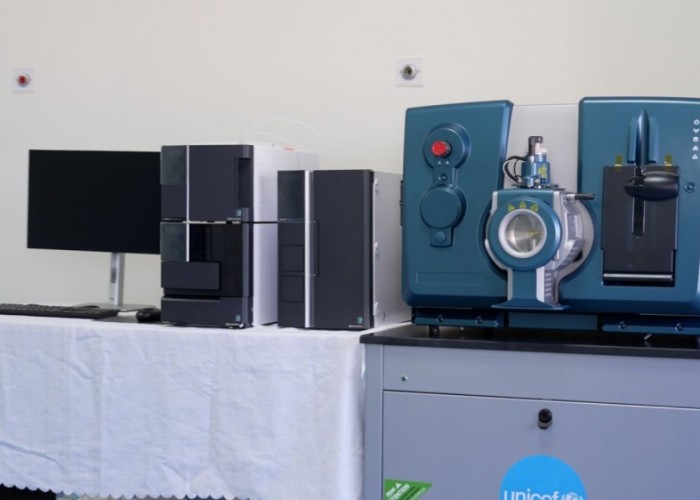 ЭХЭМҮТ-д бодисын солилцооны 25-30 төрлийн эмгэгийг илрүүлэх нярайн оношилгооны төхөөрөмж хүлээлгэн өглөө