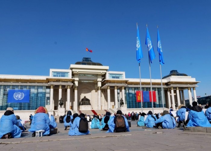 Эрүүл мэндийн салбарын ажилтнууд ажил хаяна