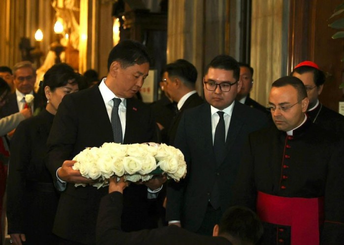 Монгол Улсын Ерөнхийлөгч Пап Францисын гэгээн дурсгалыг хүндэтгэлээ