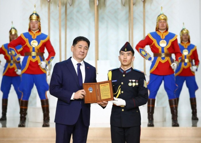 Шилдэг сонсогч, сурагчид шагнал гардууллаа