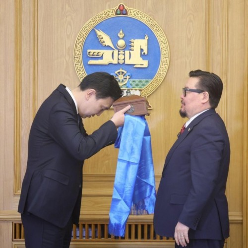 Монгол Улсын 35 дахь Ерөнхий сайд Н.Учрал Засгийн газрын тамгаа авлаа