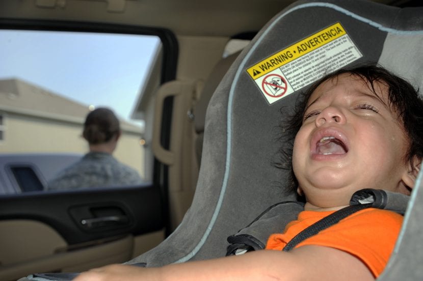 Бага насны хүүхдээ автомашиндаа хараа хяналтгүй үлдээх нь эрүүл мэнд, амь насанд нь эрсдэл учруулж болзошгүйг анхааруулав