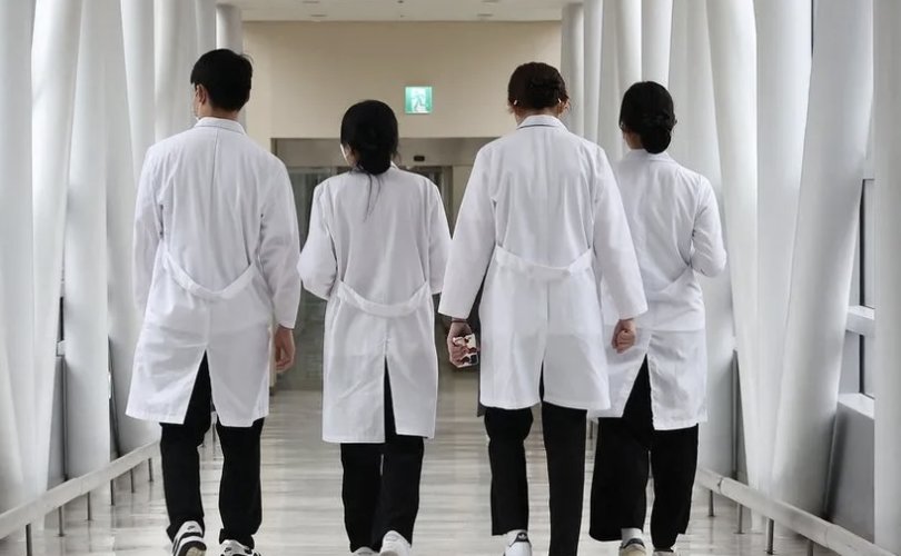 Эмч, ажилтнууд энэ сарын 13-наас ажил хаяхаа мэдэгдлээ