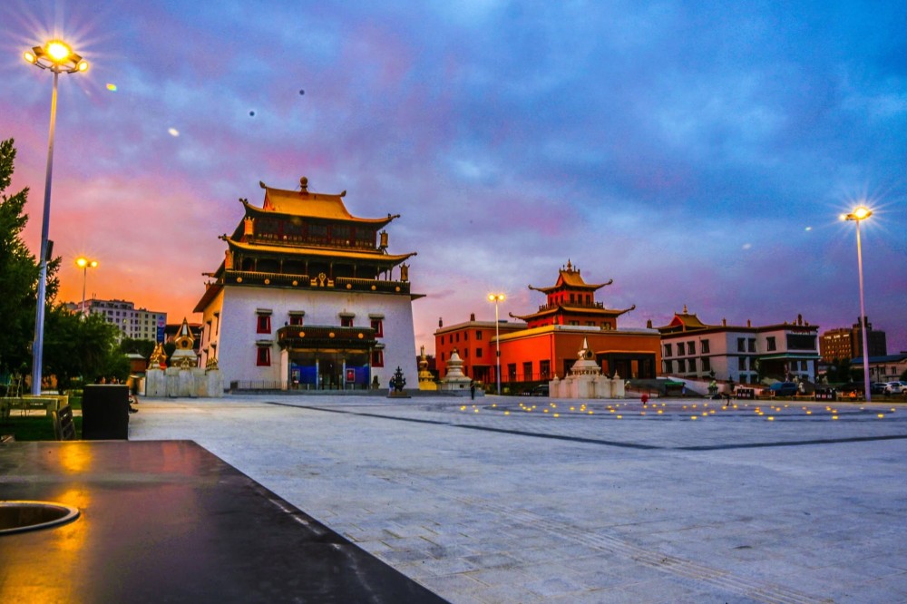 Гандантэгчэнлин хийдийг гэрэлтүүлэгтэй болгожээ