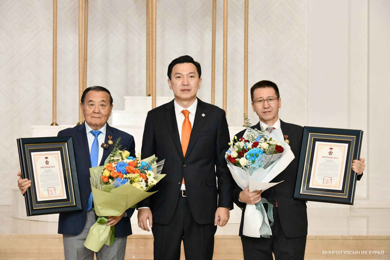 Б.Чимидийн нэрэмжит шагналыг Гавьяат хуульч, профессор Ж.Бямбаа, профессор Ж.Эрхэсхулан нар хүртлээ