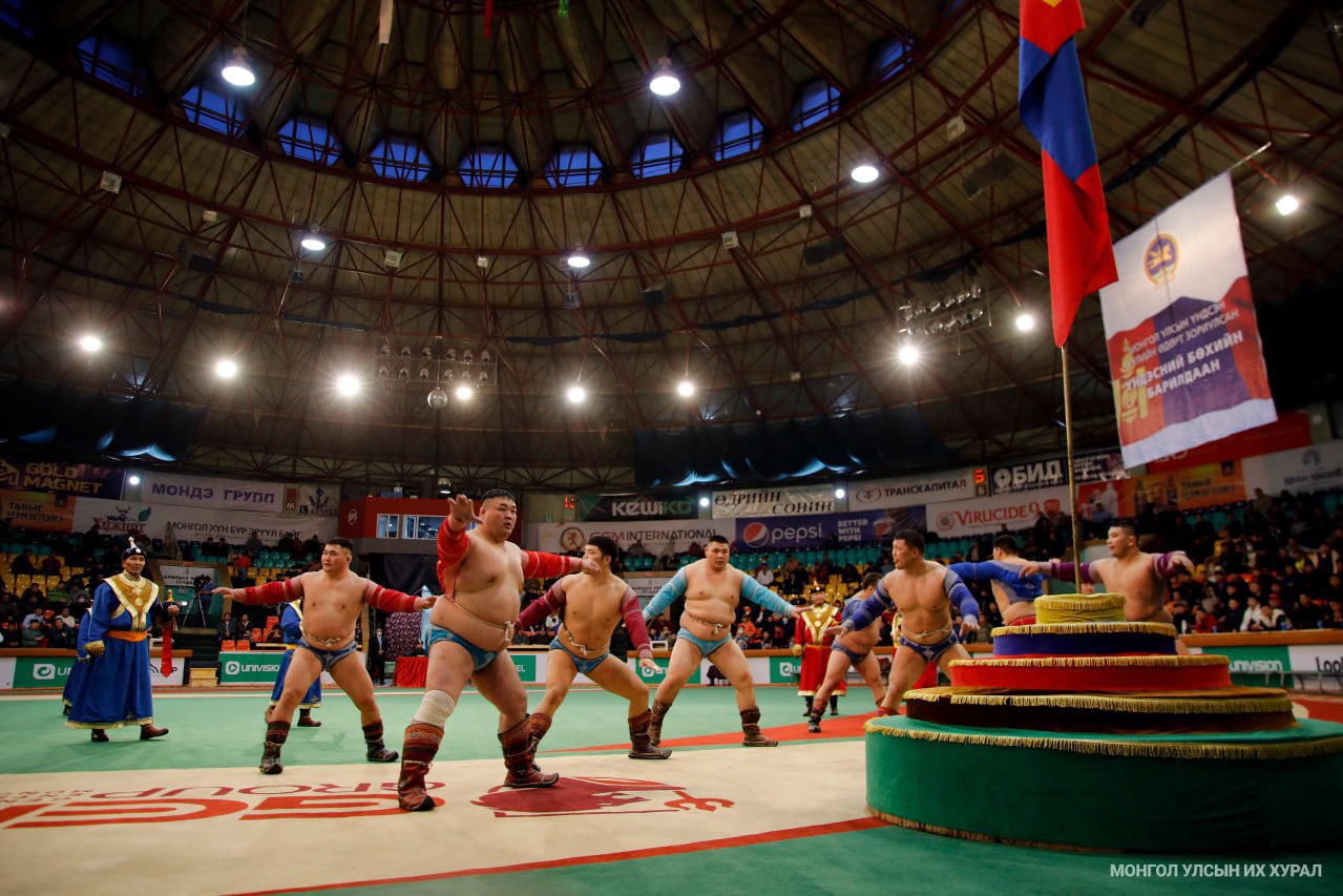 Сар шинийн барилдаанд зодоглох бөхчүүд