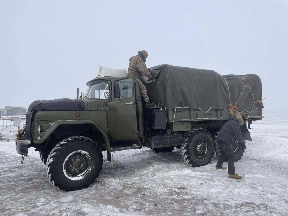 Зэвсэгт хүчнийхэн сэргээн босгох ажилд үүрэг гүйцэтгэж байна