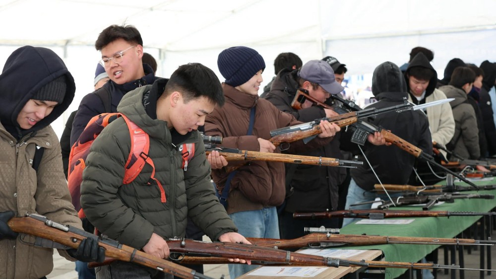 Сүхбаатарын талбайд зэвсэг, техникийн үзэсгэлэнг дэлгэв