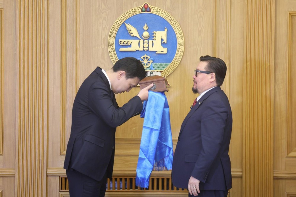 Монгол Улсын 35 дахь Ерөнхий сайд Н.Учрал Засгийн газрын тамгаа авлаа