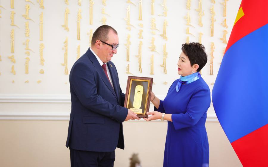 Элчин сайд Д.Н.Гореликт “Алтан гэрэгэ” гардуулжээ