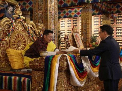 Элчин сайд Д.Ганболд Бутаны хаанд Итгэмжлэх жуух бичгээ өргөн барив