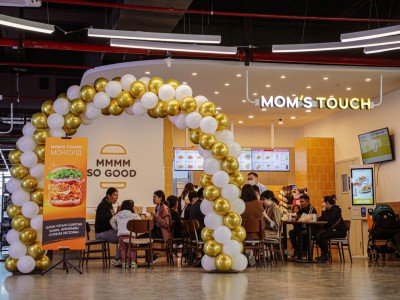 Mom’s Touch шарсан тахиа, бургерын олон улсын сүлжээ Монголд нээлээ