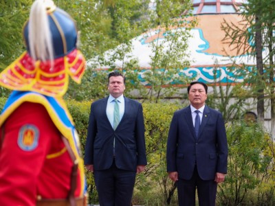 ИБУИНВУ-ын Зэвсэгт хүчний сайд Жэймс Хиппи Монголд айлчилж байна