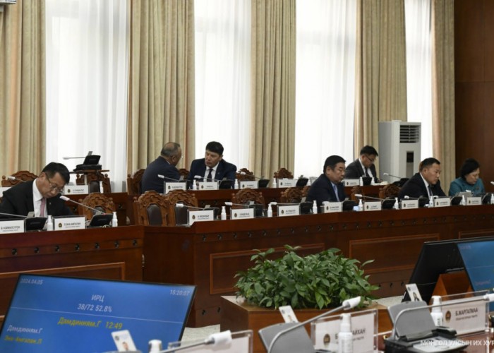 Газрыг гадаадын иргэнд 100 жилээр эзэмшүүлэх заалтыг хүчингүй болгохыг гишүүдийн олонх дэмжив