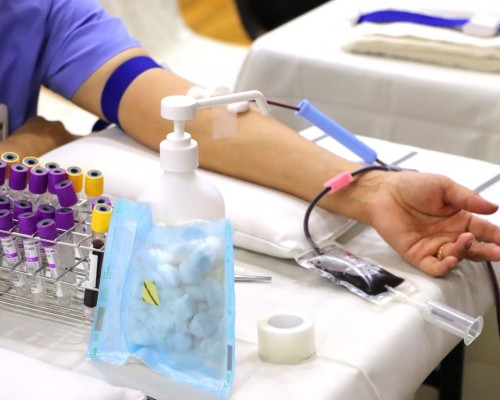 Гссүт: Эмч, мэргэжилтнүүд хүмүүнлэгийн үйлсэд нэгдэж цусаа хандивлажээ