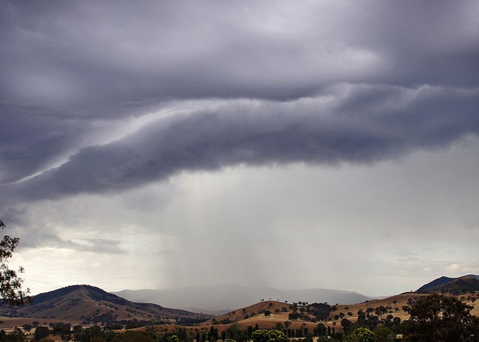 Уулархаг нутгаар бага зэргийн бороо орж, тал хээрийн нутгаар сэрүүхэн байна
