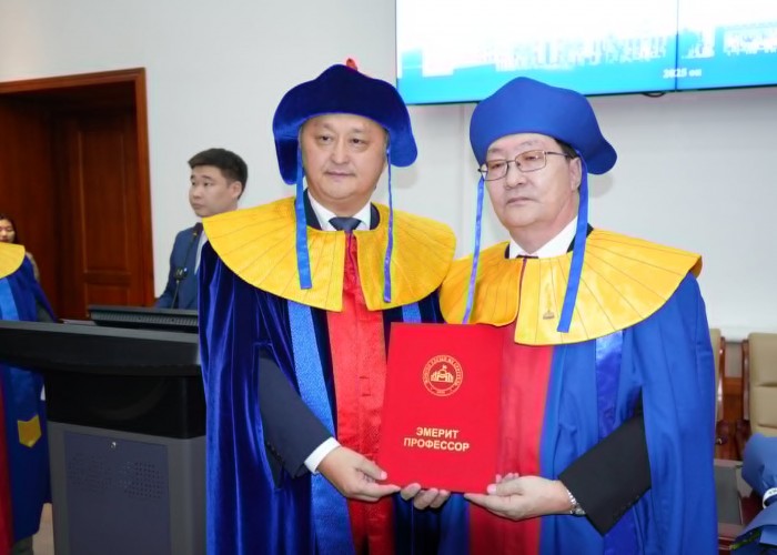 Профессор М.Зулькафиль МУИС-ийн "Эмерит профессор” цол хүртлээ