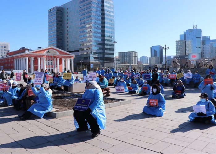 Эмч нар ажил хаялтаа нэг хоногоор хойшлуулав