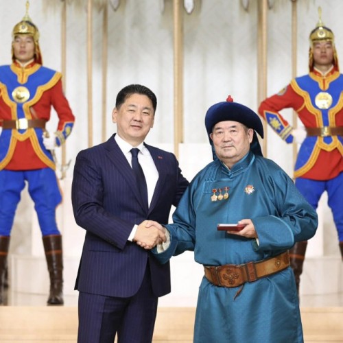 Хэл шинжлэлийн ухааны доктор, профессор С.Дуламд Хөдөлмөрийн баатар цол хүртээлээ