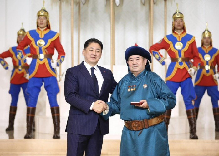 Хэл шинжлэлийн ухааны доктор, профессор С.Дуламд Хөдөлмөрийн баатар цол хүртээлээ