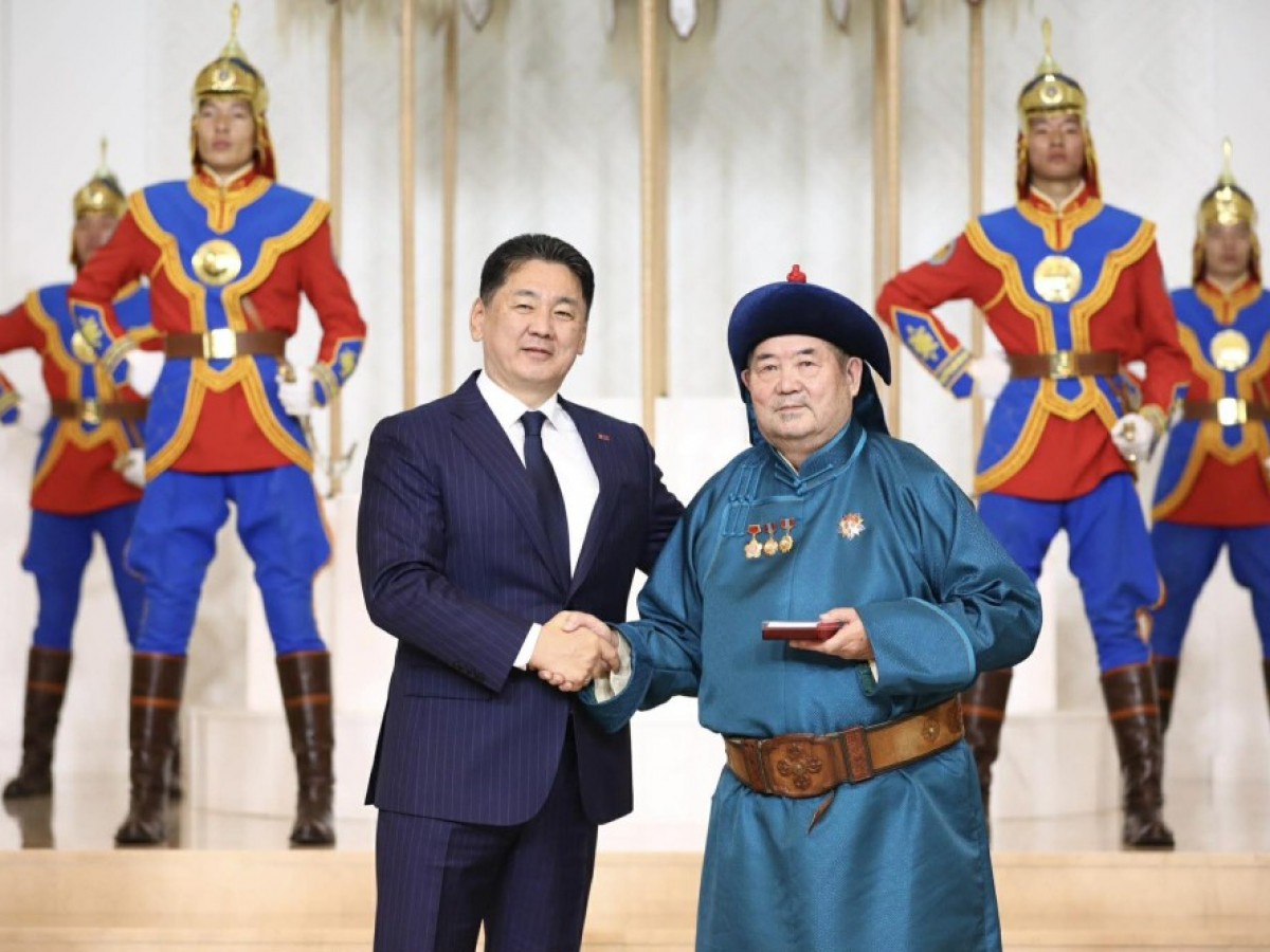 Хэл шинжлэлийн ухааны доктор, профессор С.Дуламд Хөдөлмөрийн баатар цол хүртээлээ