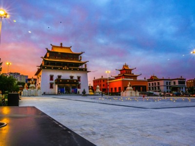 Гандантэгчэнлин хийдийг гэрэлтүүлэгтэй болгожээ