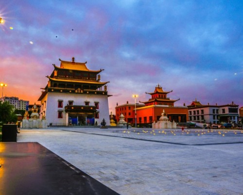 Гандантэгчэнлин хийдийг гэрэлтүүлэгтэй болгожээ