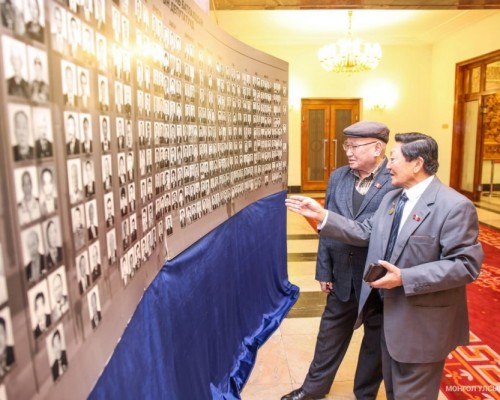 Үндсэн хуулийг хэлэлцэн батлах үеийн архивын түүхэн баримтуудыг эх хувиар нь дэлгэлээ