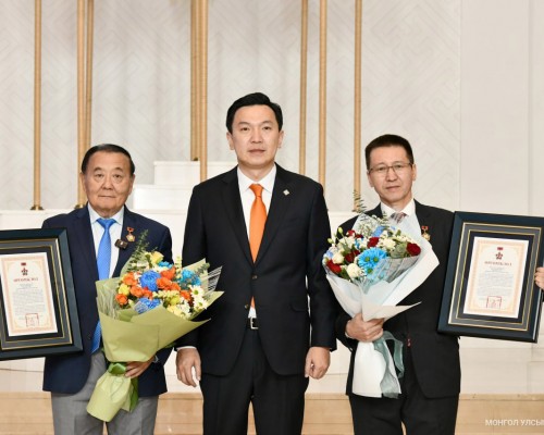 Б.Чимидийн нэрэмжит шагналыг Гавьяат хуульч, профессор Ж.Бямбаа, профессор Ж.Эрхэсхулан нар хүртлээ