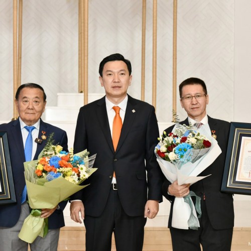 Б.Чимидийн нэрэмжит шагналыг Гавьяат хуульч, профессор Ж.Бямбаа, профессор Ж.Эрхэсхулан нар хүртлээ