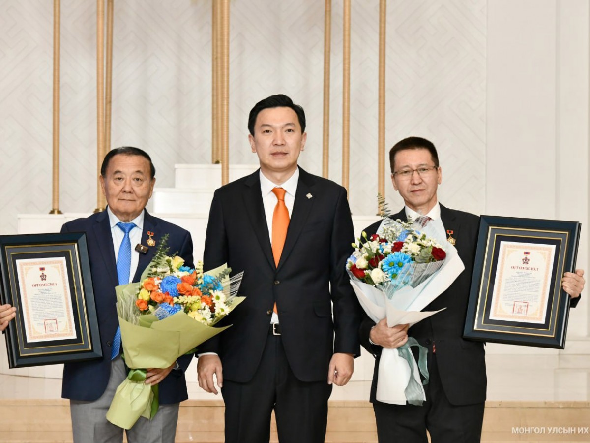 Б.Чимидийн нэрэмжит шагналыг Гавьяат хуульч, профессор Ж.Бямбаа, профессор Ж.Эрхэсхулан нар хүртлээ