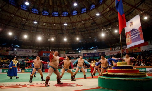 Сар шинийн барилдаанд зодоглох бөхчүүд