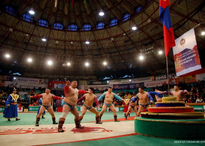 Сар шинийн барилдаанд зодоглох бөхчүүд