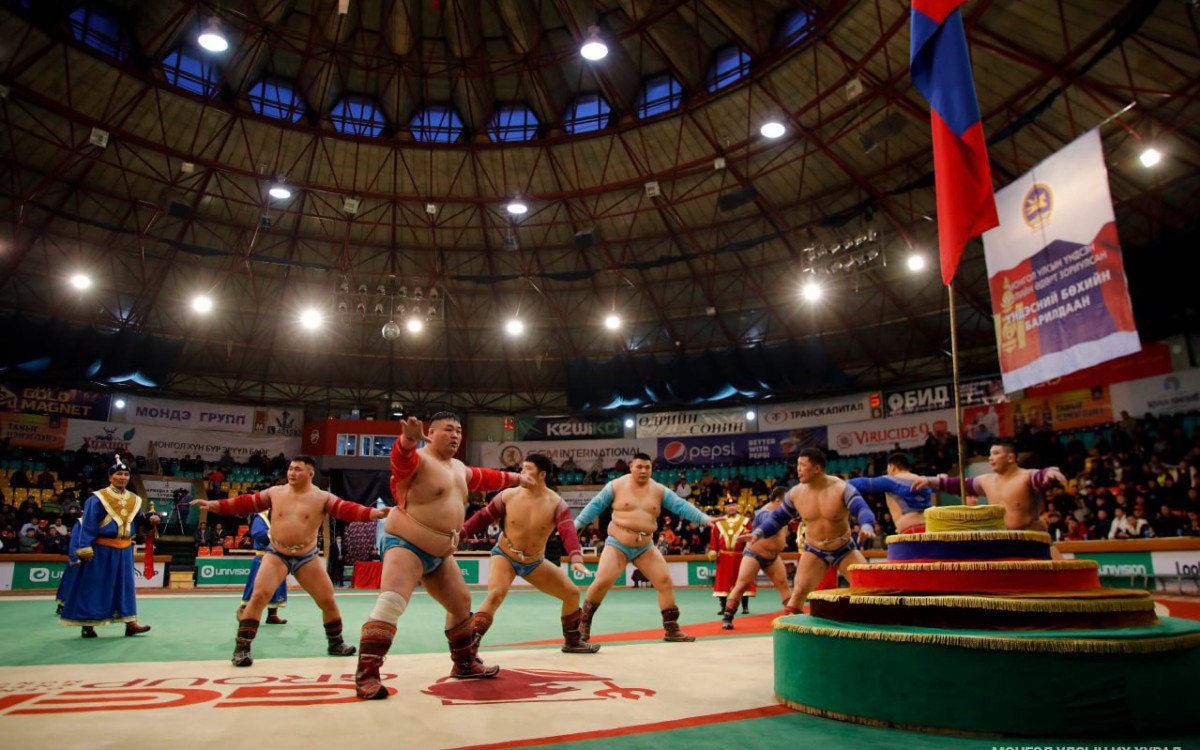 Сар шинийн барилдаанд зодоглох бөхчүүд