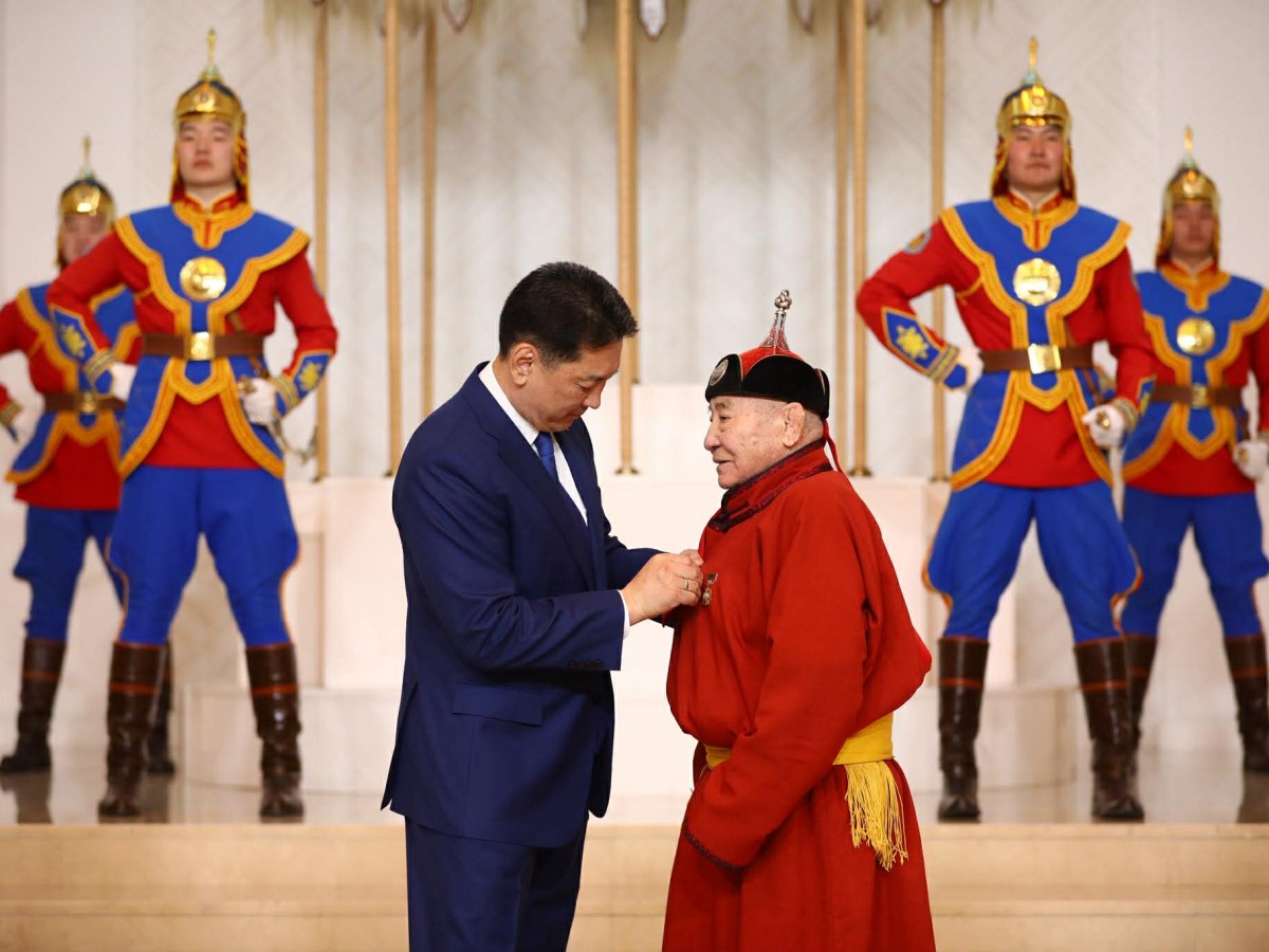 Ерөнхийлөгч Ухнаагийн Хүрэлсүх нэр бүхий эрхмүүдэд төрийн дээд цол, одон, медаль хүртээлээ