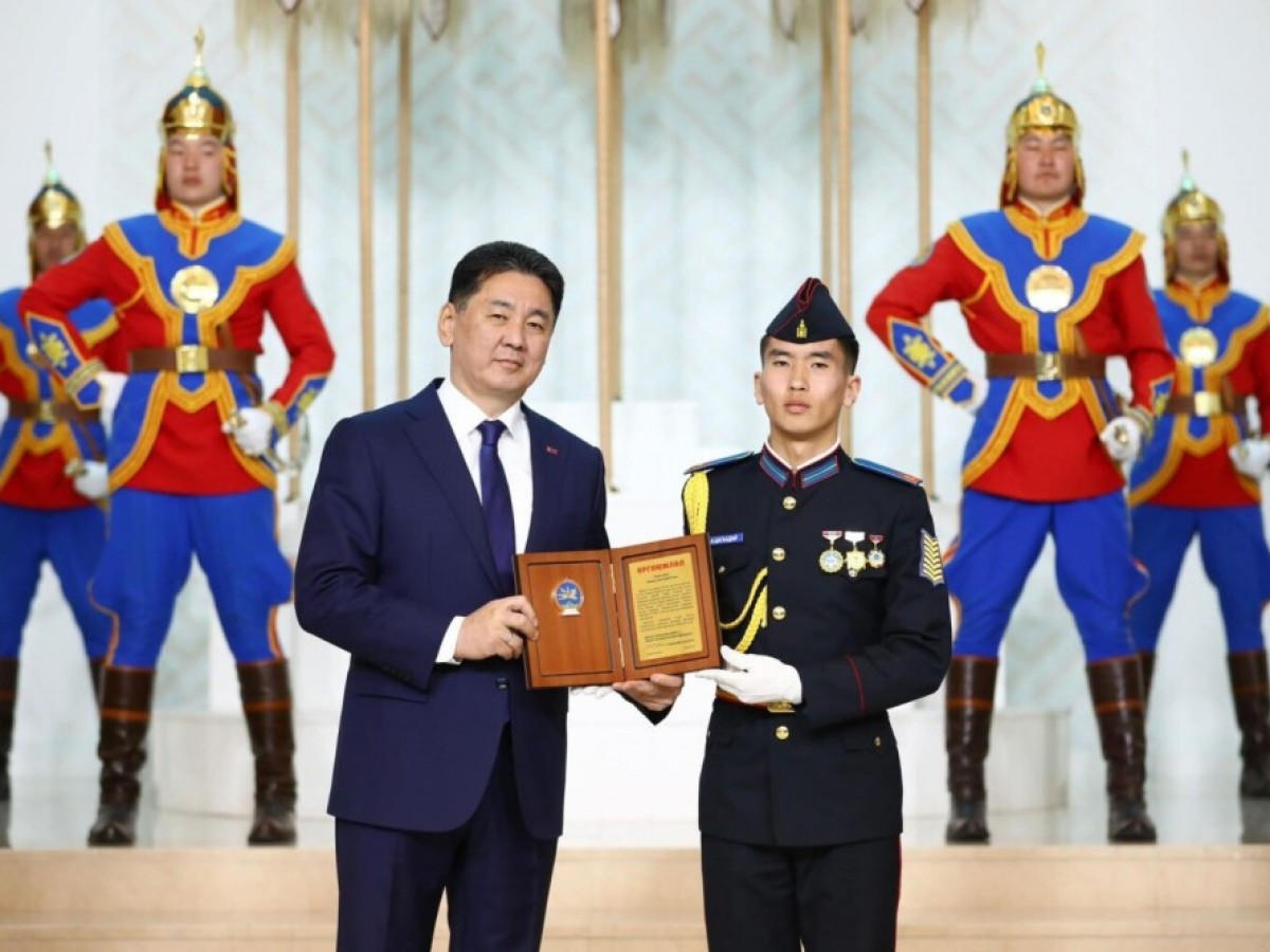 Шилдэг сонсогч, сурагчид шагнал гардууллаа