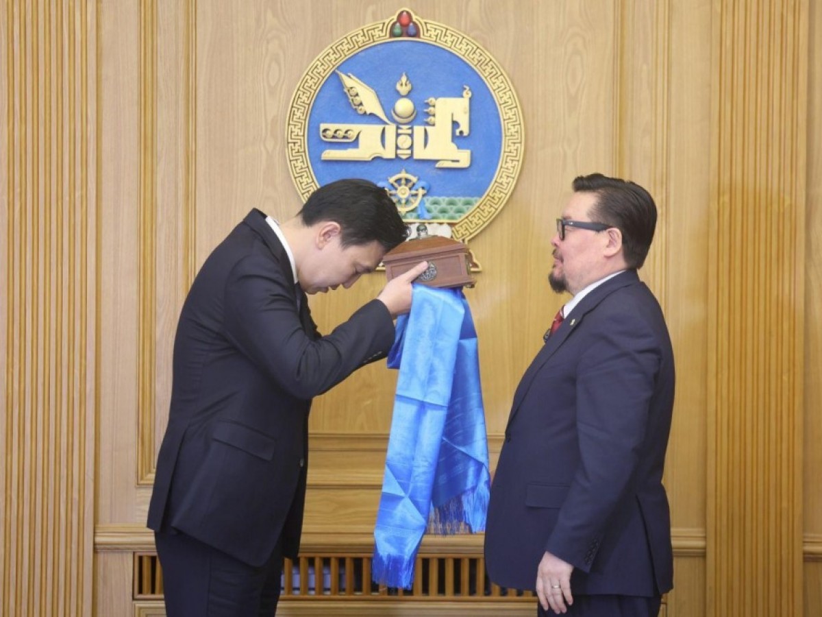 Монгол Улсын 35 дахь Ерөнхий сайд Н.Учрал Засгийн газрын тамгаа авлаа