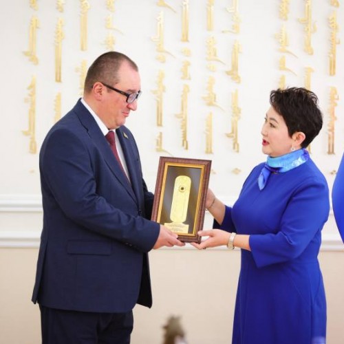 Элчин сайд Д.Н.Гореликт “Алтан гэрэгэ” гардуулжээ