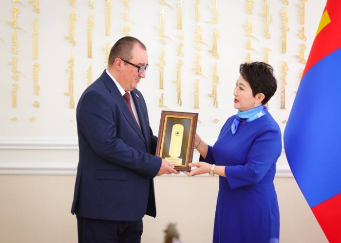 Элчин сайд Д.Н.Гореликт “Алтан гэрэгэ” гардуулжээ
