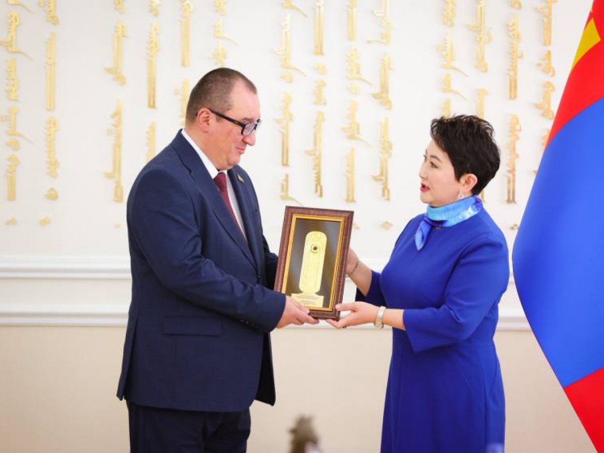 Элчин сайд Д.Н.Гореликт “Алтан гэрэгэ” гардуулжээ