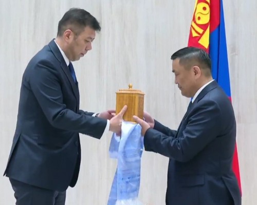 Орлогч Б.Мөнхбат Нийслэлийн засаг даргын тамгыг хүлээн авлаа