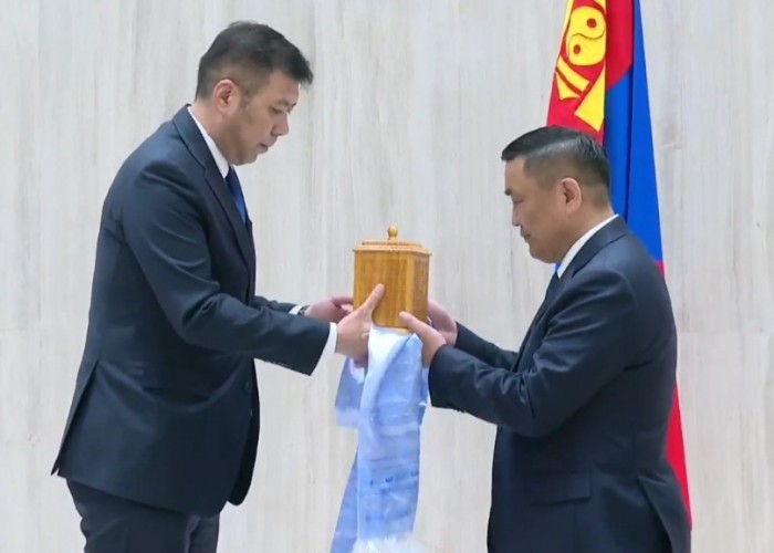 Орлогч Б.Мөнхбат Нийслэлийн засаг даргын тамгыг хүлээн авлаа