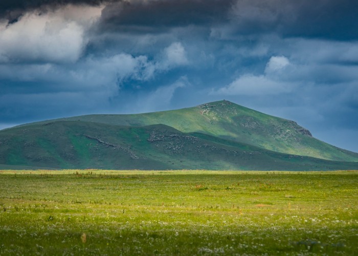 Алтай, Хангай, Хөвсгөлийн уулархаг нутгаар усархаг бороо, дуу цахилгаантай аадар бороо орно